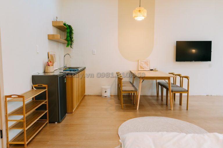 Khu bếp bàn ăn và TV tại phòng Double T3