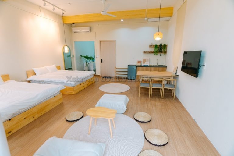Hai giường và bàn ăn tại Double Vinhomes Marina