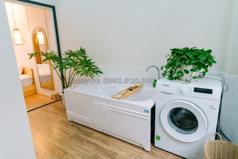 Bồn tắm và máy giặt tại phòng Double T3 X Stay